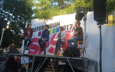Albert Boada (Crida), Anna Gabriel i Nina Valero de les Bruixes del Nord en l'acte. Foto: Ràdio Sabadell